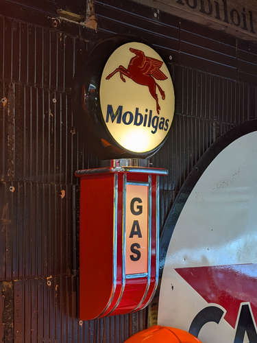 Globe Mobilgas avec support en métal rouge, gas